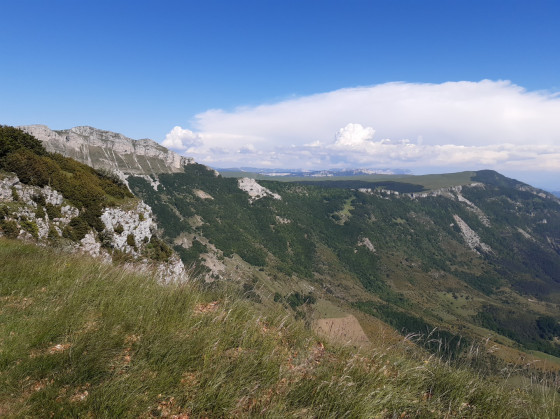 Vue du plateau d'Ambel depuis la cr&ecirc;te de la Sausse