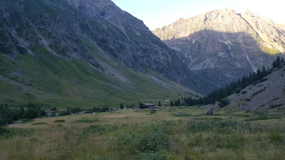 Vue du refuge du Pré de la Chaumette et de sa zone de bivouac