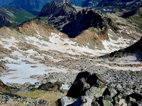 Vue du sommet du Néouvielle vers le couloir de montée et descente