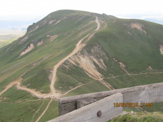 Vue du sommet du Sancy en direction du Puy Ferrand .
