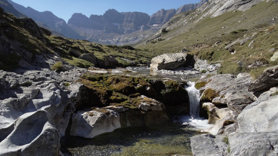 Vue du torrent en direction du cirque