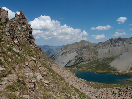 Vue du troisi&egrave;me lac de Giarlogues dans la mont&eacute;e au col de la Roche Trou&eacute;e