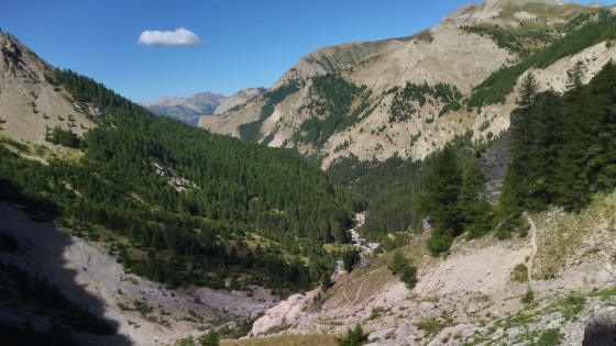 Vue du vallon qui descend sur la cascade du Pich et Allos