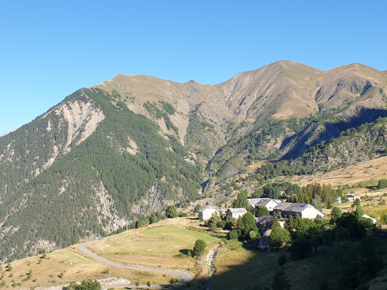 Vue du village du village de Saint Ours depuis la piste