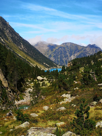 Vue sur le lac de Gaube en montant au refuge des Oulettes