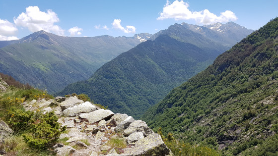 vue en descendant chemin muletier sur la vallée de vicdessos