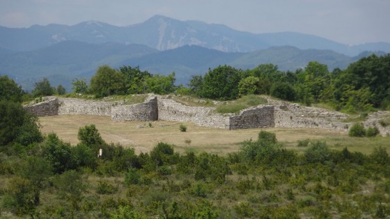 Vue générale du rempart de Jastres Nord