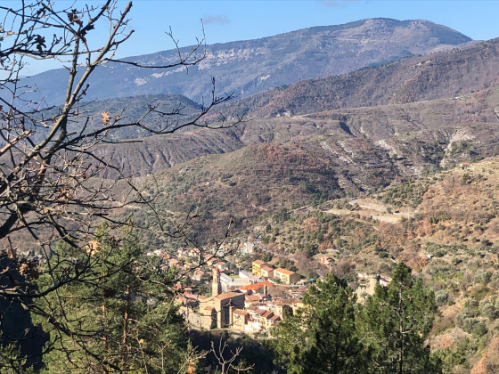 Vue matinale du village de Lucéram.