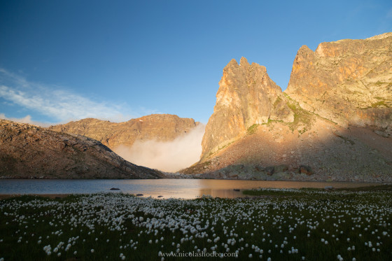 Vue matinale sur le lac Blanc dans le massif du Thabor