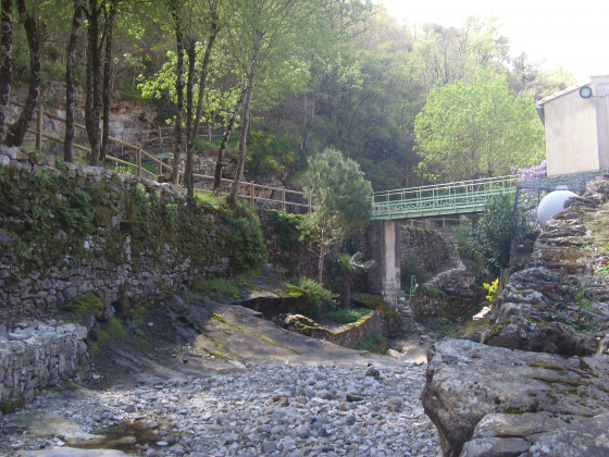 Vue passerelle et ruisseau asséché