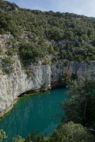Vue plongeante dans l'eau bleu turquoise du Verdon