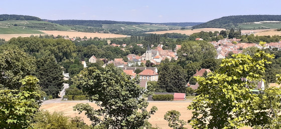 Vue plongeante sur le village de Cond&eacute; en Brie