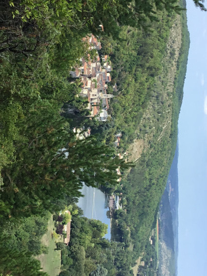 Vue sur Albas a l&rsquo;avant derniere etape de la rando