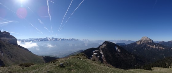 Vue sur Belledonne au sommet du Mont Pravouta