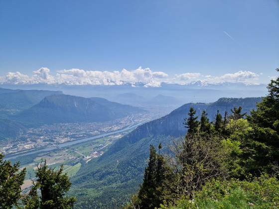 Vue sur Chartreuse, Grenoble et Belledonne depuis la Sure