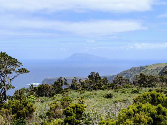 Vue sur Corvo et le phare