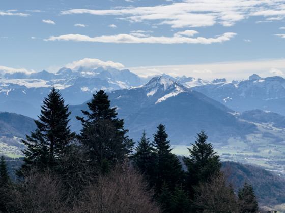 Vue sur Geneve et le lac depuis le signal des Voirons