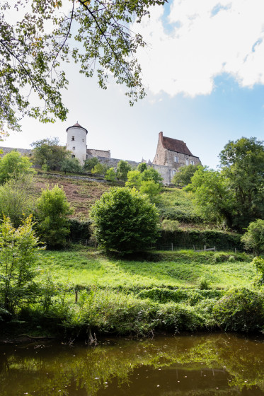 Vue sur l\'Abbaye Saint-Vincent de Chantelle depuis les rives de la Bouble.