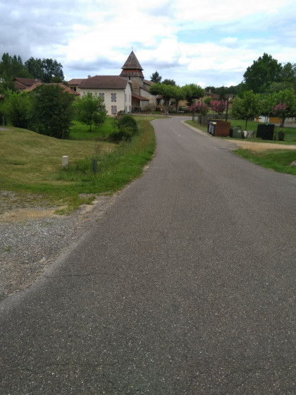 Vue sur l'église de Bougue