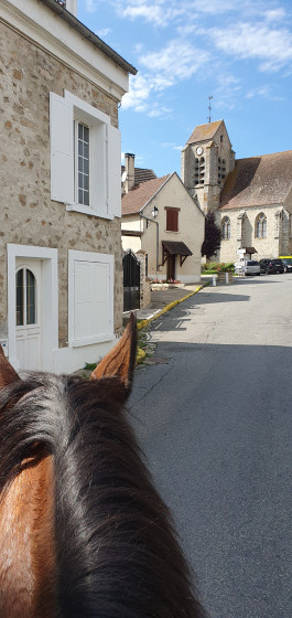 Vue sur l'&eacute;glise de St-Maurice-Montcouronne