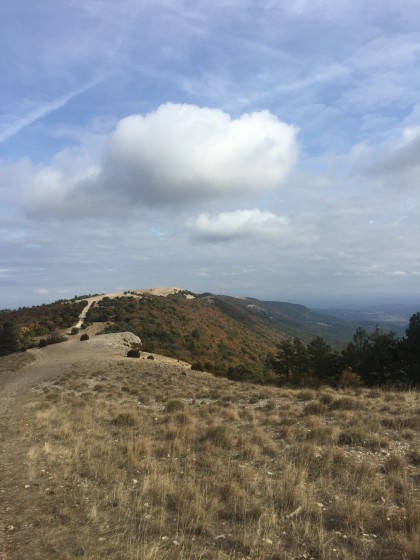 Vue sur l\'est de la chaîne du Luberon depuis la Basse de Cabrières