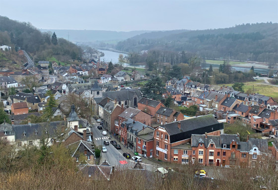 Vue sur Yvoir et la Meuse &agrave; partir de la statue de la Vierge