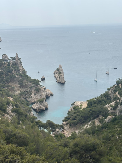 Vue sur la calanque de Sugiton