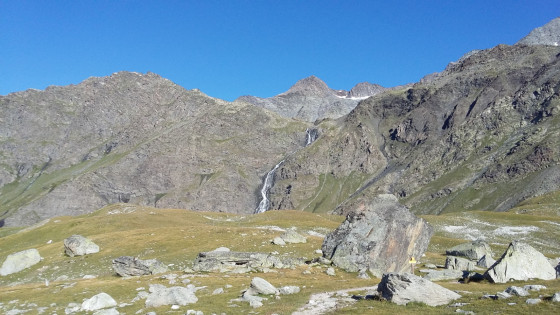 Vue sur la cascade en arrivant sur l\'intersection avec le GR 55