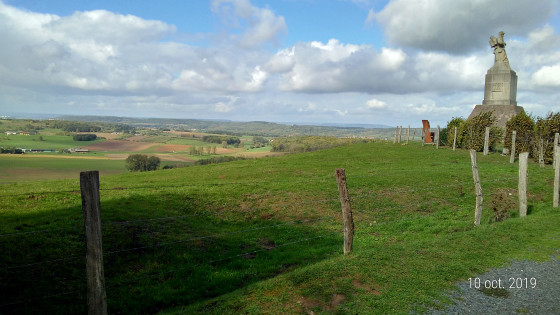Vue sur la colline du mémorial du Léomont