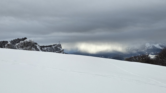 Vue sur la Croix du Nivolet au d&eacute;but du parcours