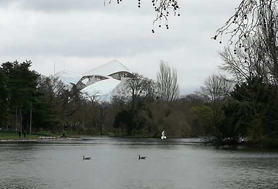 Vue sur la Fondation depuis la mare Saint James