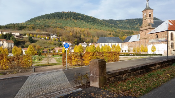 Vue sur la Haute Pierre depuis le parc de l'Abbaye de Moyenmoutier