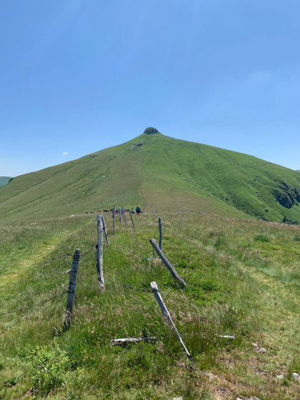Vue sur la longue descente du Puy de la Tourte