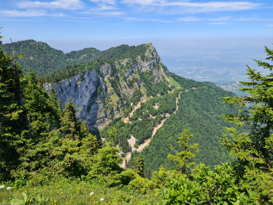 Vue sur la montée du tunnel du Mortier côté vallée, sous le sommet de La Buffe