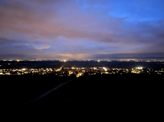 Vue sur la plaine alsacienne et Pfaffenheim à la tombée de la nuit