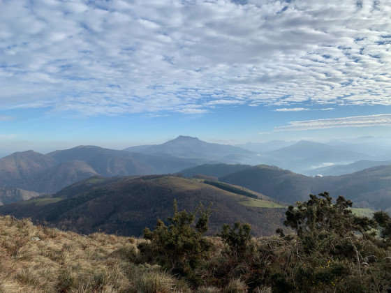 Vue sur la Rhune depuis les flancs du Kopako Harria