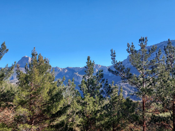 Vue sur la falaise de Cugens au Pic de Bertagne