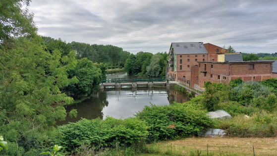 Vue sur la Sambre et les vannes de Solre-sur-Sambre
