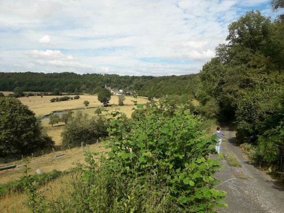 Vue sur la vall&eacute;e de la Risle et le petit village de Champignoles