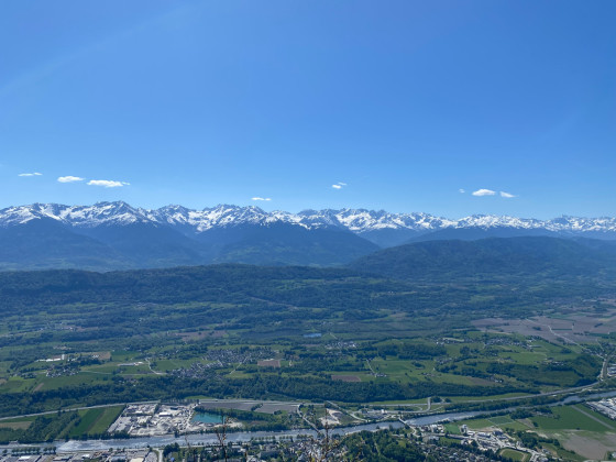 Vue sur la vall&eacute;e de Montm&eacute;lian et des massifs enneig&eacute;s