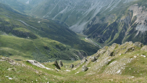 Vue sur la vallée des Prioux lors de l\'ascension en direction du refuge de La Valette