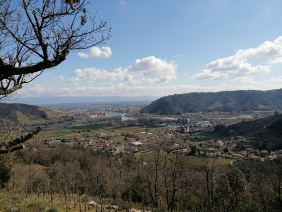 Vue sur la vall&eacute;e du Rh&ocirc;ne, et la confluence entre le Rh&ocirc;ne et le Doux