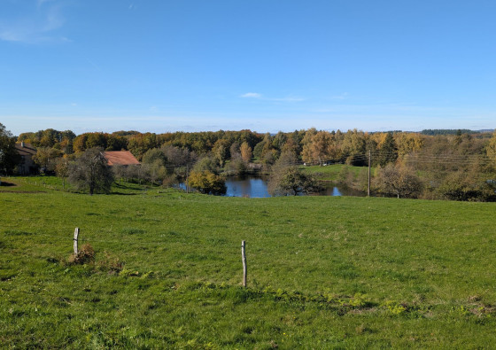 Vue sur la vall&eacute;e et l'ancienne &eacute;cole des Grilloux