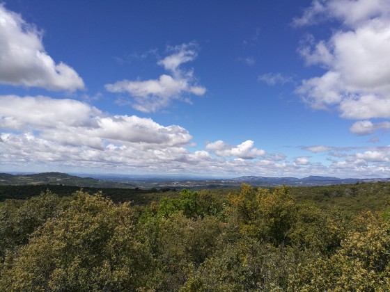 Vue sur la vallée et sur villes sur Auzon