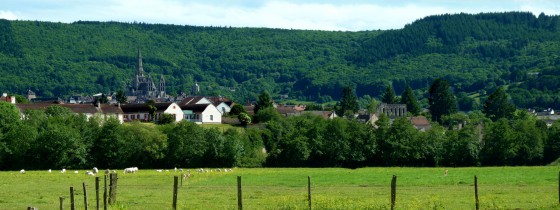 Vue sur la ville depuis le chemin de la passerelle.