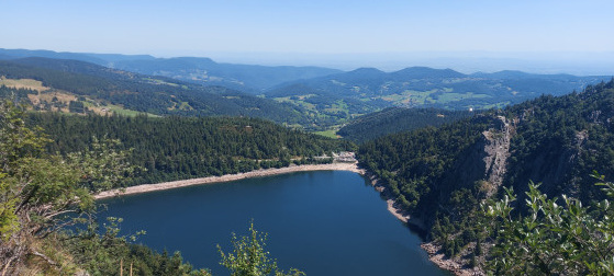 Vue sur Lac Blanc et val d\'Orbey depuis sentier des crêtes