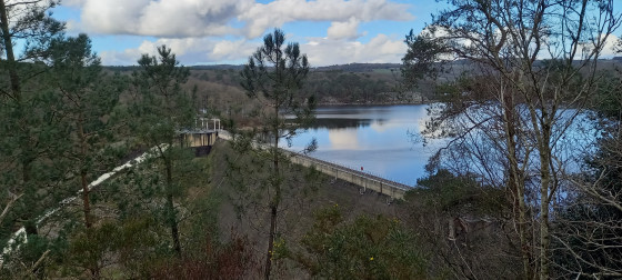vue sur le barrage depuis le point culminant du sentier