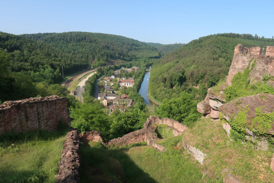 vue sur le canal de la Marne au Rhin depuis le château de Lutzelbourg