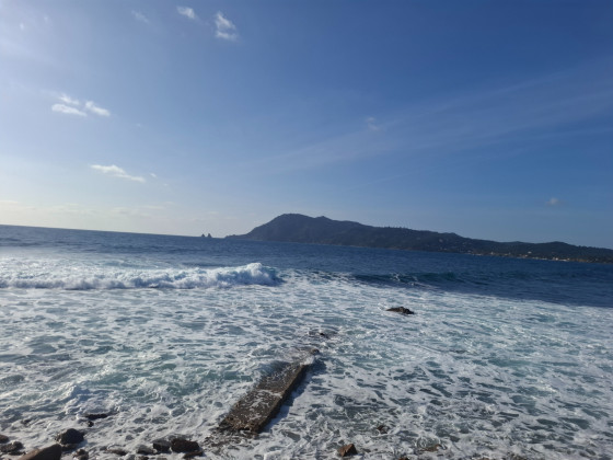 Vue sur le cap Sicié et les frères jumeaux