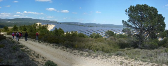Vue sur le champ de panneaux photovoltaïques